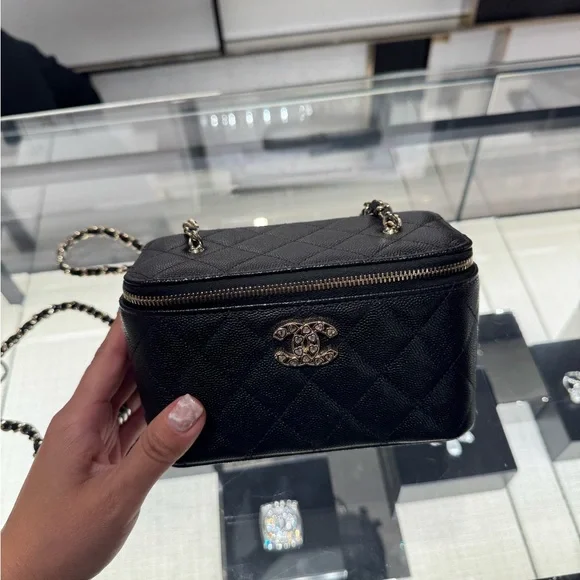 Chanel Crystal Hearts Vanity Case Black Quilted Caviar Leather Bag Gold Hardware - Picture 2 of 3